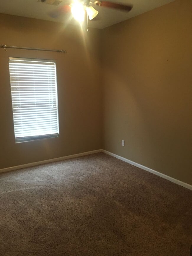 Foto del edificio - 3 bed 2 bath home on Henderson Hwy