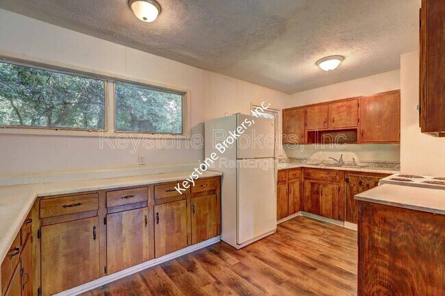 Building Photo - 2423 Thrasher Ave