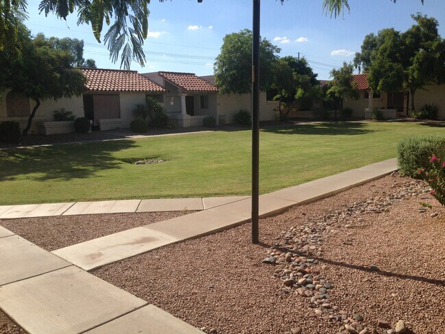 Foto del edificio - **NICE 2br/2ba PATIO HOME - (CHANDLER BLVD...