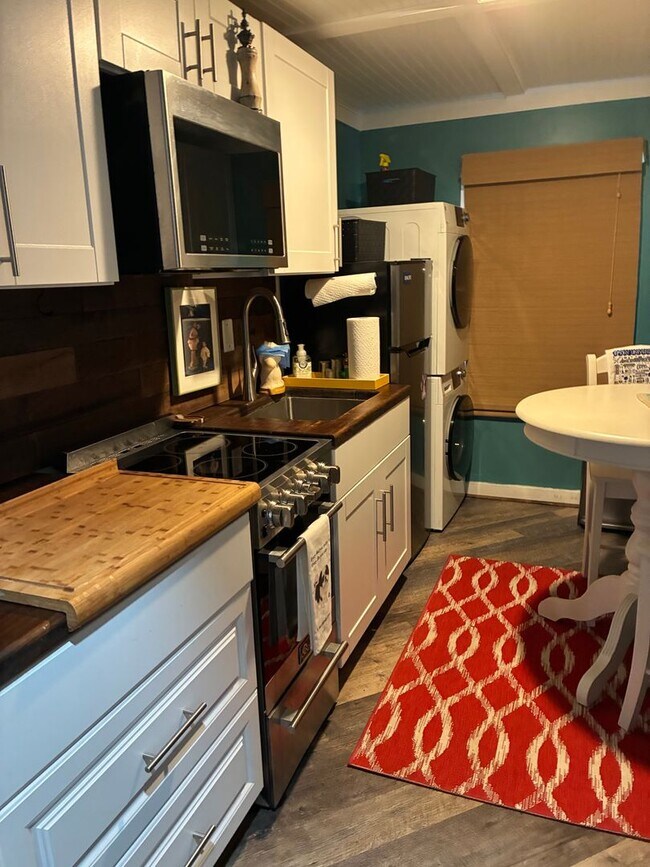 Building Photo - Adorable Tiny Home in the heart of Williamsburg literally steps to W&M Law School Available 3/1/26
