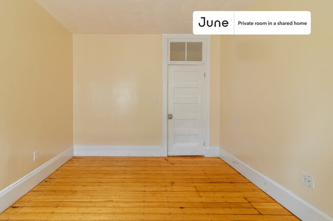 Foto del edificio - Private bedroom in 4 bed/1 bath Home
