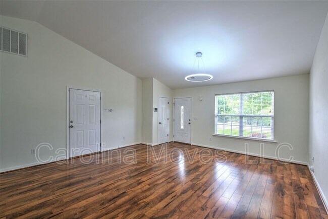 Foto del edificio - 406 Crescentwood Ct