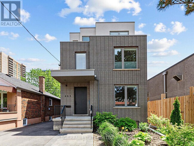 Building Photo - 909 Castlefield Ave