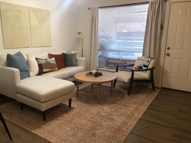 Building Photo - Amazing 1 bed 1 bath with off street parking.