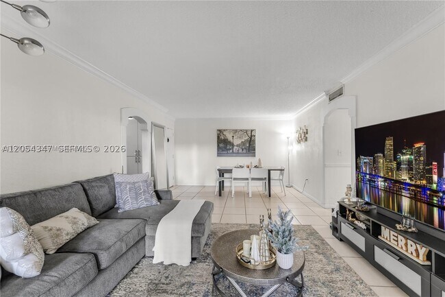 Building Photo - 9320 Fontainebleau Blvd