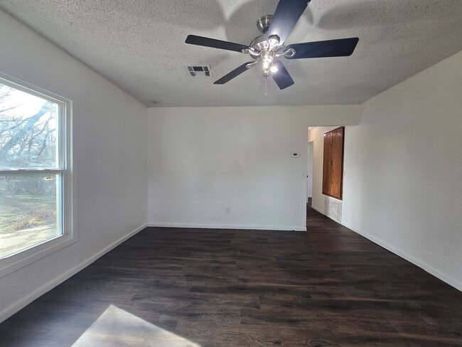 Foto del edificio - 2 Bed 1 Bath Home in Shawnee