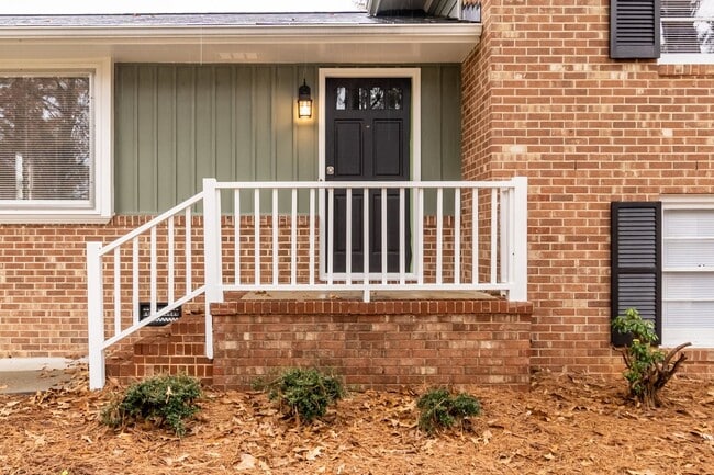 Building Photo - Beautiful Large Home in the Heart of Raleigh!