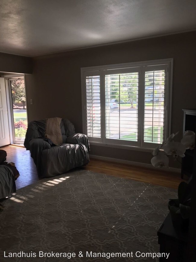 Building Photo - 3 br, 1.5 bath House - 1025 Farragut Ave