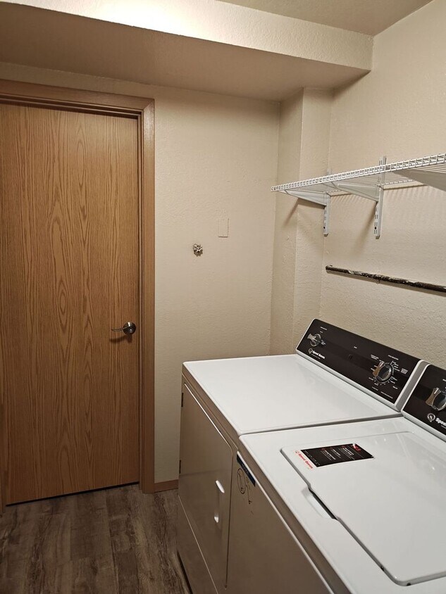 Foto del edificio - Two bedroom with den! Washer and dryer in unit! Ground Floor Unit.