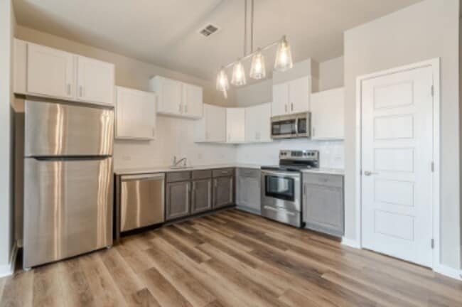 Building Photo - 711 S Frio St