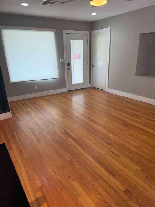 Foto del edificio - 1215 Westlawn Dr