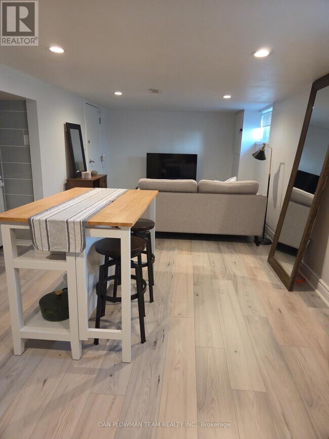 Photo du bâtiment - 131 Central Park Blvd N