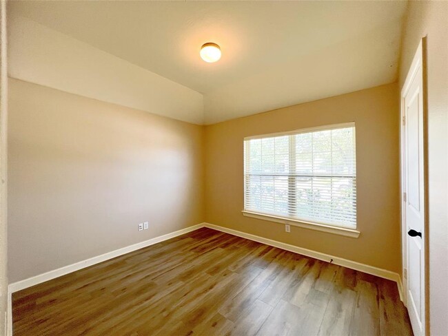 Building Photo - 4018 Pinecrest Hollow