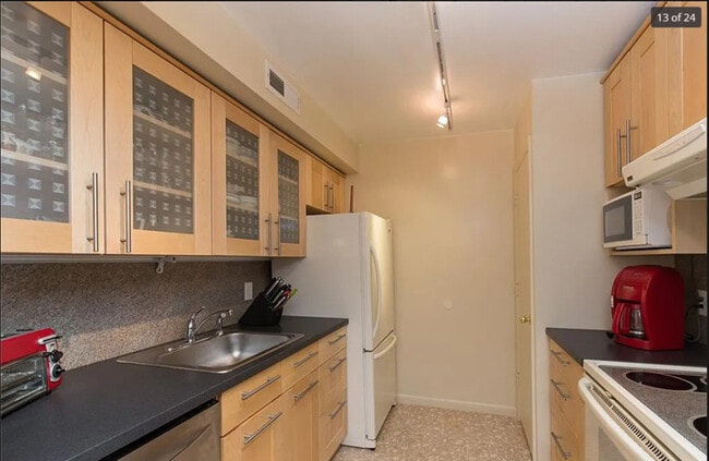 Building Photo - 2114 Turtle Creek Dr