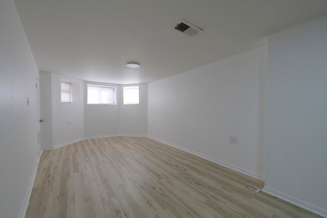 Building Photo - 6550 S Drexel Ave