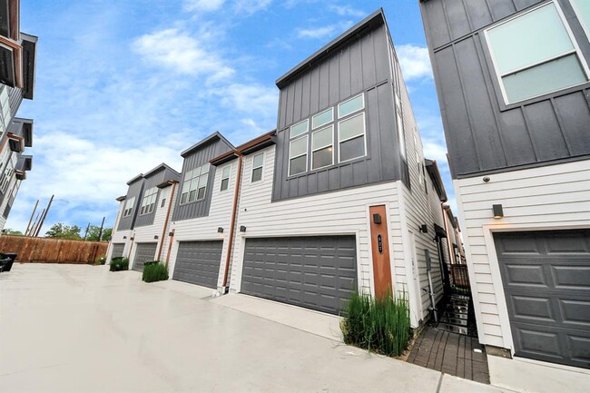 Building Photo - 627 Emile St