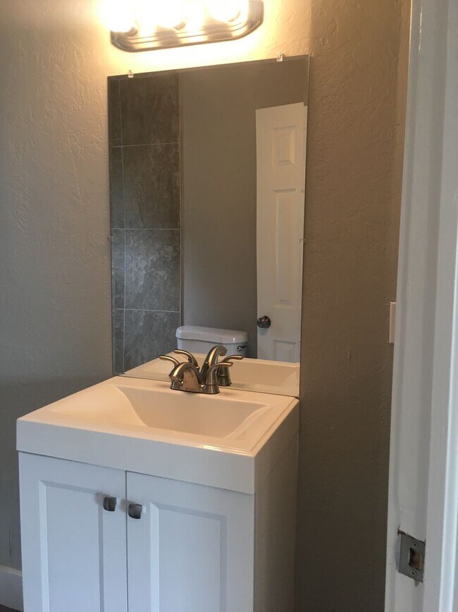 Foto del edificio - Three Bedroom Townhome;  Farmington, 1,100...