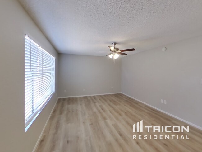 Building Photo - 4801 W Larkspur Dr