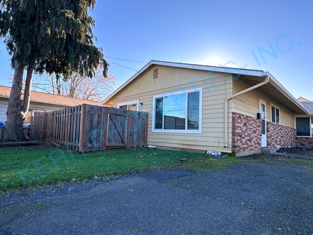 FREE RENT! Charming 2-Bedroom Duplex Retreat on SE Steele St, Portland – Cozy Comfort Awaits! - Charming 2-Bedroom Duplex Retreat on SE Steele St, Portland – Cozy Comfort Awaits!