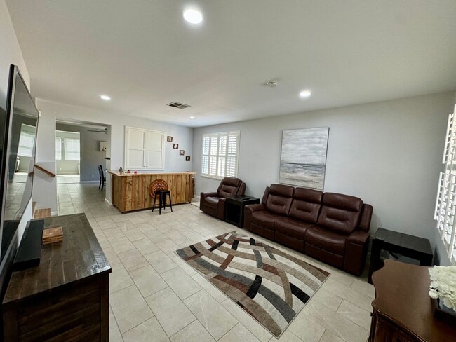 Building Photo - Gorgeous 6 bedroom home