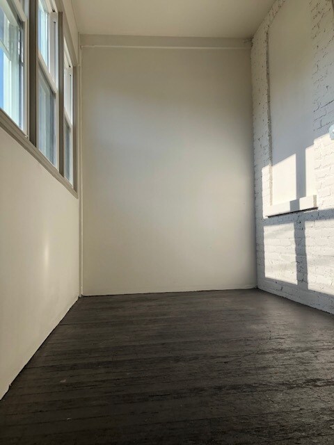 Inclosed porch - 2814 N Troy St