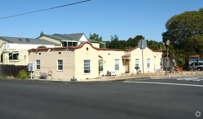 Building Photo - 801-807 E 4th St