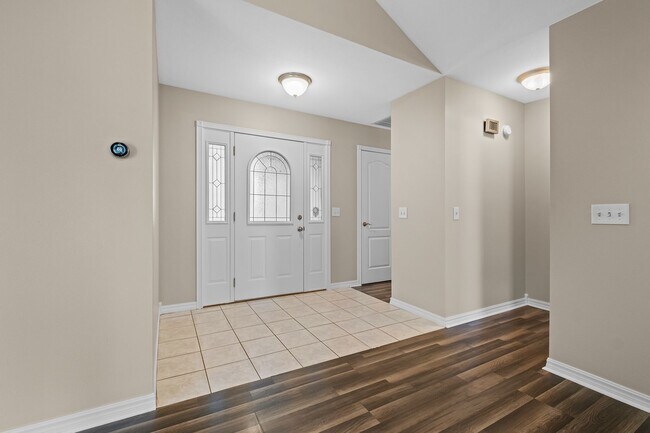 Building Photo - Modern 3-Bedroom Home with Fresh Updates –...
