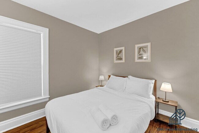 Building Photo - Furnished 3-Bedroom Lower Apartment on Delaware Ave