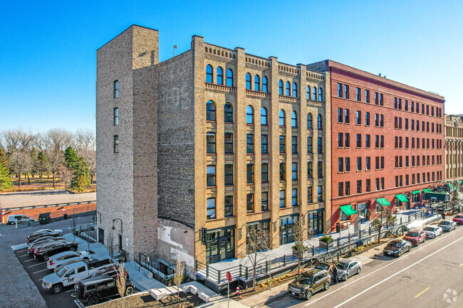 Building Photo - 724 Lofts