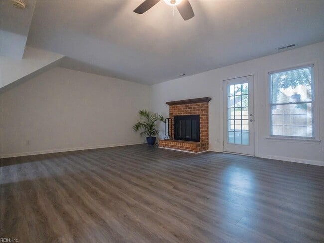Building Photo - 2407 Rennie Dr