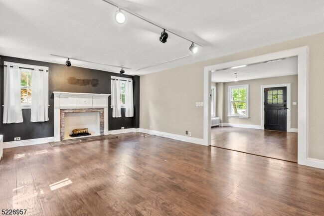 Building Photo - 637 Ramapo Valley Rd