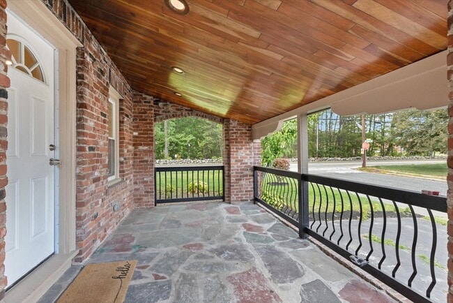 Foto del edificio - 129 Maple Ave