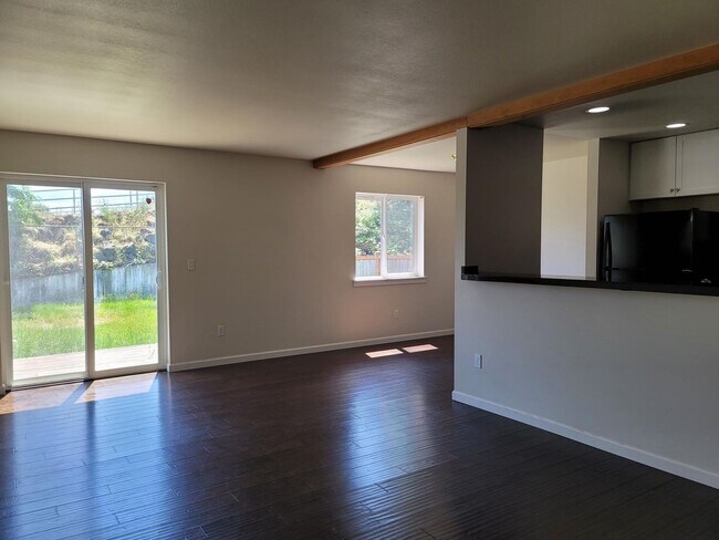 Foto del edificio - 3 Bedroom Home in Convenient Bremerton Loc...