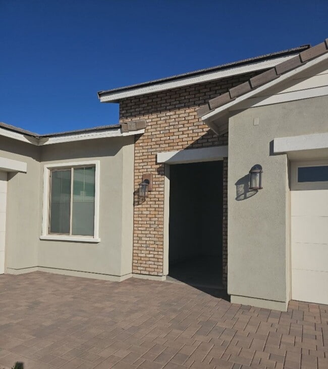 Foto del edificio - 5 BEDROOM 4 BATH SINGLE FAMILY HOME