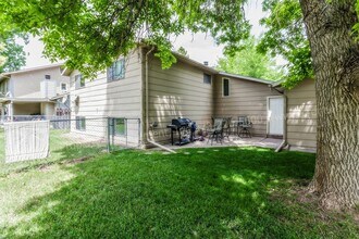 Building Photo - 915/917 Camelot Court