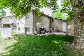 Building Photo - 915/917 Camelot Court