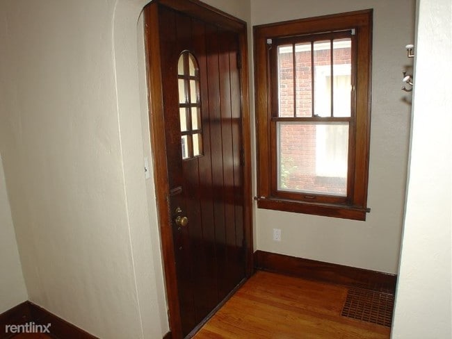 Building Photo - 2 br, 1 bath Apartment - 106 Kipling Blvd