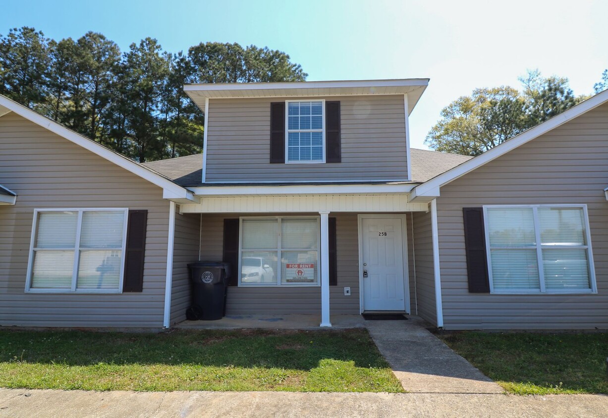 Foto principal - 2 BEDROOM, 2 1/2 BATH TRIPLEX CLOSE TO HON...