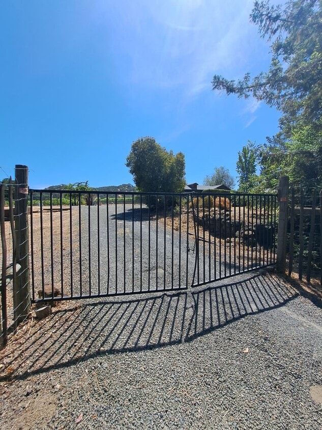 Primary Photo - Living that Country Life in Napa - Close t...