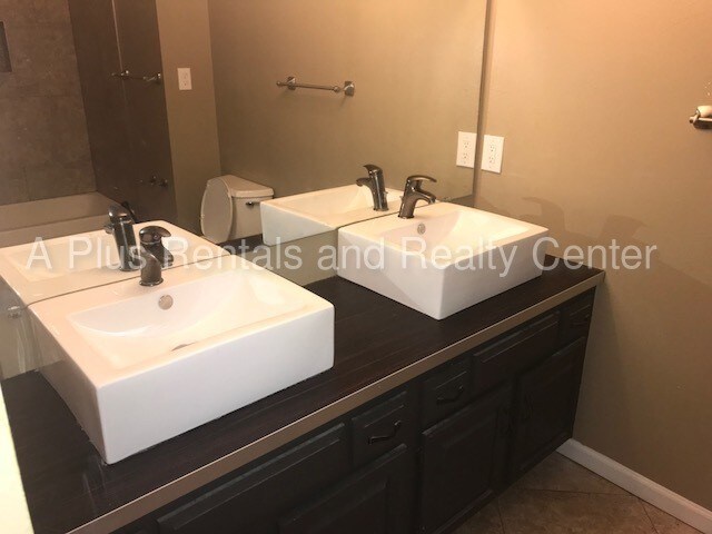 Foto del edificio - 3 BD Twin Home for rent south side