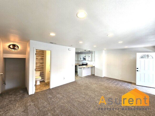 Building Photo - White City Town Home Available NOW