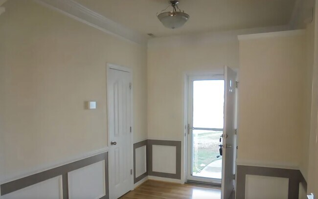 Building Photo - 2033 Cliffvale Dr