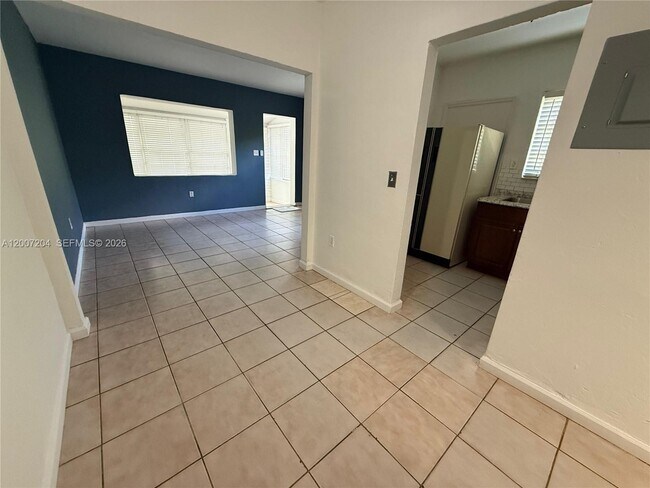 Foto del edificio - 2483 SW 11th St