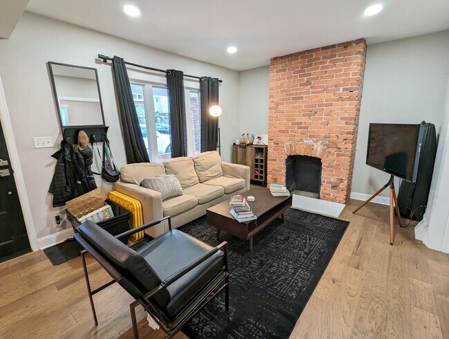 Building Photo - Beautifully Updated 3 Bedroom 1.5 Bathroom...