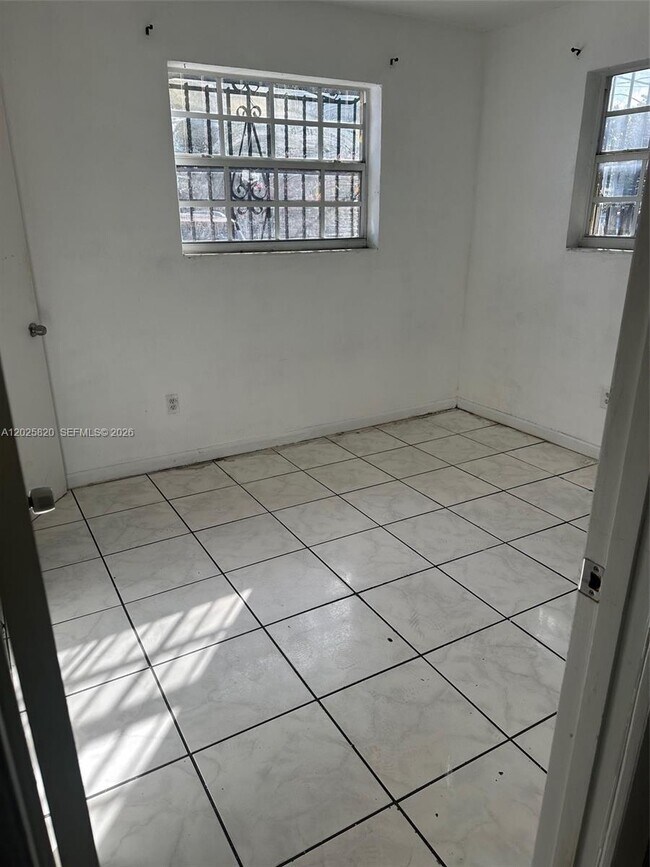 Foto del edificio - 7024 NW 6th Ave