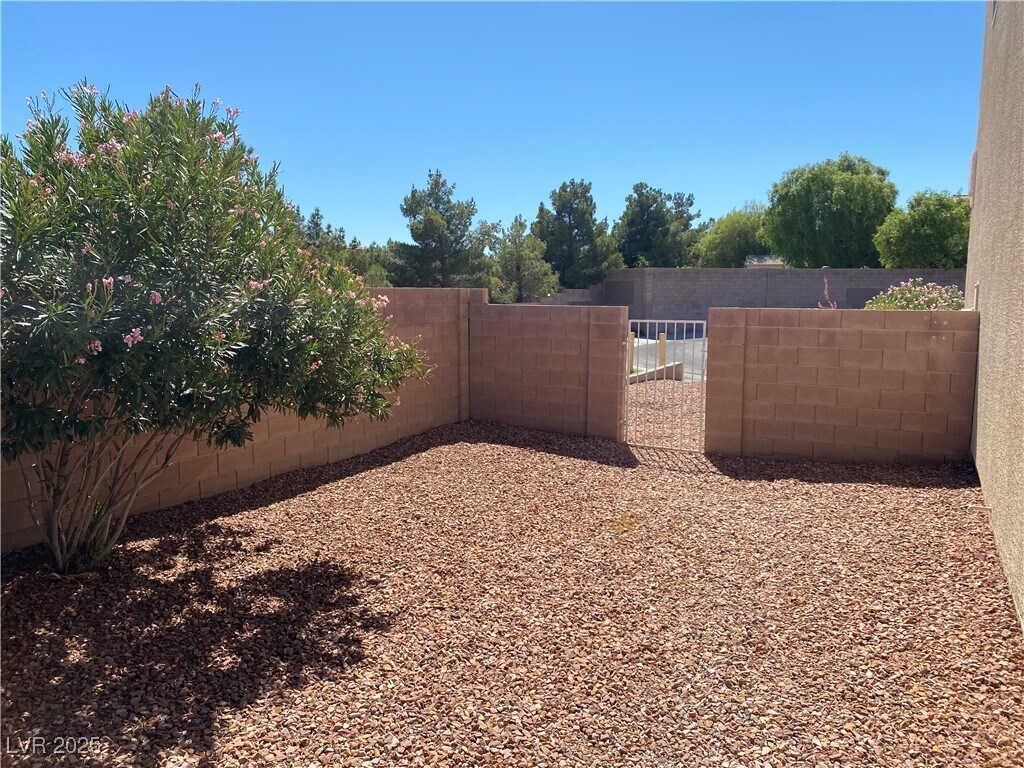 Foto del edificio - 5680 Arrow Tree St