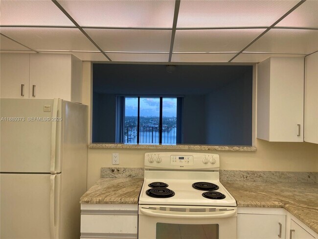 Foto del edificio - 18151 NE 31st Ct