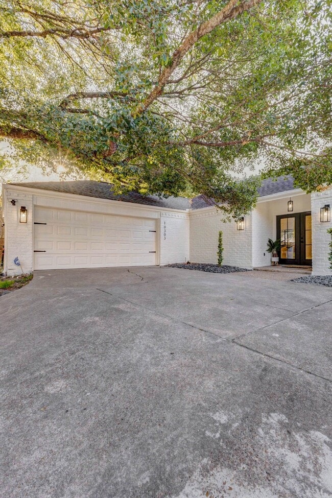 Building Photo - 10303 Chevy Chase Dr