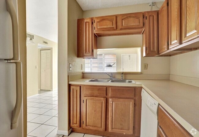 Building Photo - 832 Twin Lakes Dr