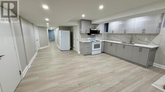 Building Photo - 7 Avanti Cres